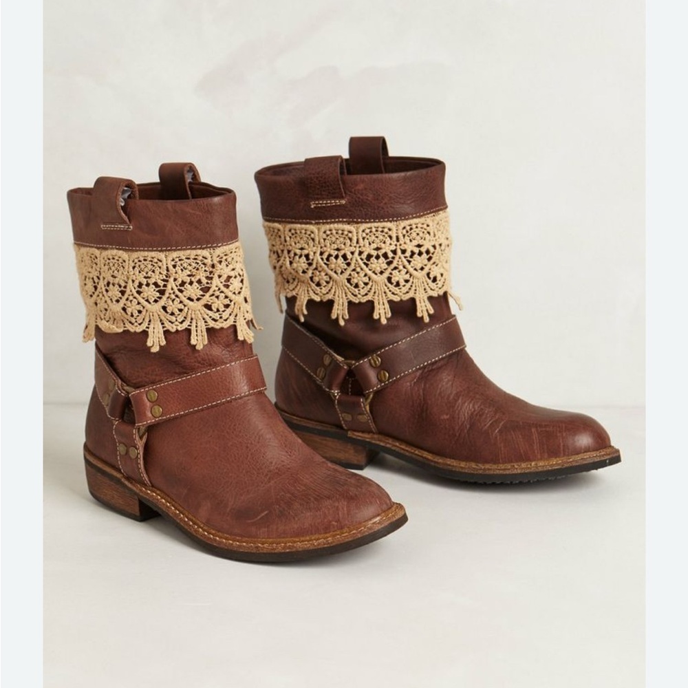Látigo Cróquet Brown Leather Ankle Boots with Lace Trim